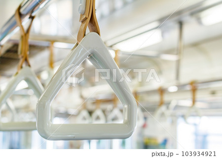 【イメージ素材】電車車内のつり革（JR仙石線） 103934921