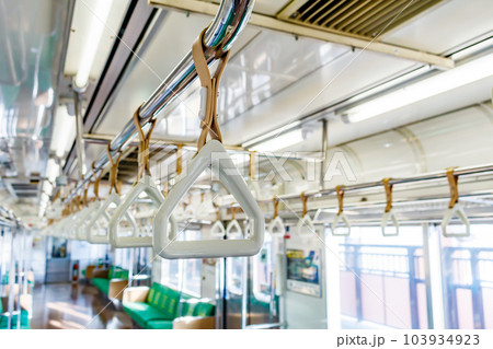 【イメージ素材】電車車内のつり革(JR仙石線) 【イメージ素材】電車車内のつり革(JR仙石線) 103934923