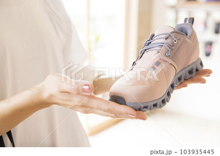 シューズショップで買い物をする若い女性手元 103935445