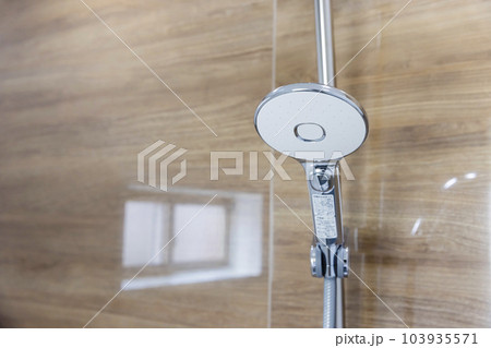 新品のユニットバスとシャワーヘッド 103935571