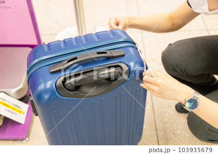 キャリーケースの大きさを計る　　機内持ち込みサイズのスーツケース 103935679