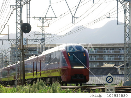 近鉄大阪線で名阪特急「ひのとり」が県境の山系をバックにして走行 近鉄大阪線で名阪特急「ひのとり」が県境の山系をバックにして走行 103935680