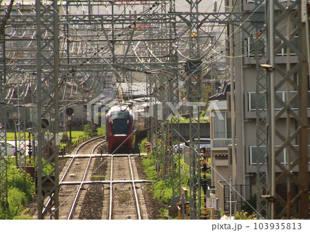 架線柱のジャングルを通過する近鉄の名阪特急「ひのとり」 架線柱のジャングルを通過する近鉄の名阪特急「ひのとり」 103935813