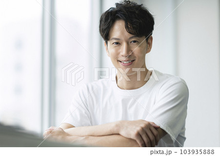 カメラ目線で笑顔の30代の男性　メンズビューティーイメージ　ポートレート 103935888