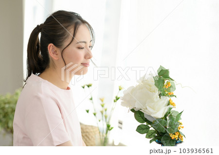 窓際の花を見る女性 窓際の花を見る女性 103936561