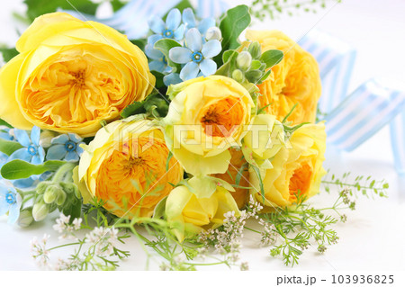 黄色のバラの花束 103936825