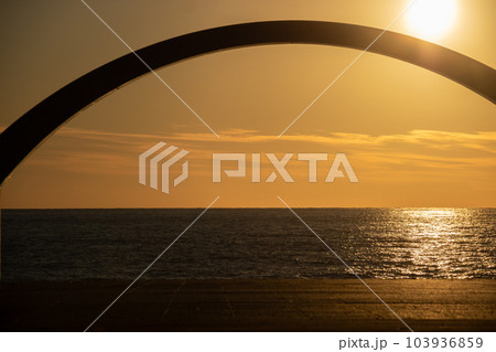 夕陽に輝く海 103936859