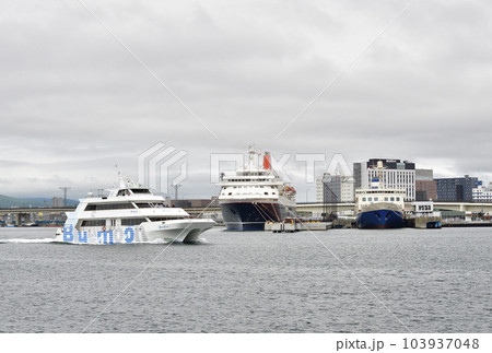 初夏の北海道函館市函館港に寄港するクルーズ船にっぽん丸の風景を撮影 初夏の北海道函館市函館港に寄港するクルーズ船にっぽん丸の風景を撮影 103937048