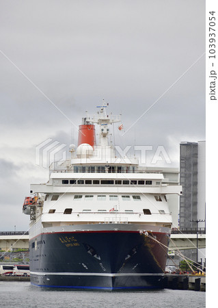初夏の北海道函館市函館港に寄港するクルーズ船にっぽん丸の風景を撮影 初夏の北海道函館市函館港に寄港するクルーズ船にっぽん丸の風景を撮影 103937054