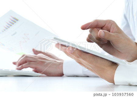 デスクで共同作業を行うビジネスパーソンの手元 デスクで共同作業を行うビジネスパーソンの手元 103937560