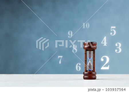 砂時計と数字―カウントダウンイメージ 砂時計と数字―カウントダウンイメージ 103937564