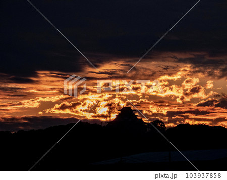 朝焼けの空とシルエットの小牧山城 103937858