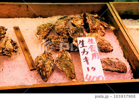 生鮮市場の魚市場、魚屋さんの牡蠣、牡蠣食べ放題、牡蠣の貝殻 103937908