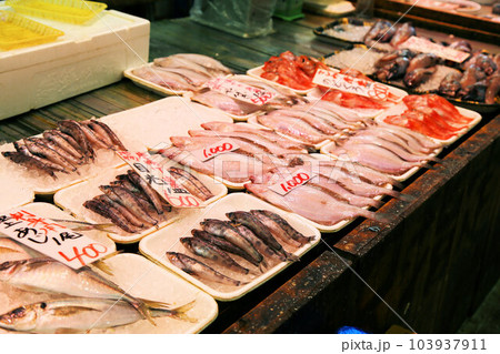海鮮市場・魚市場の魚がたくさん並ぶ鮮魚売り場 103937911