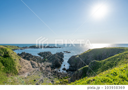 鬼の俵ころがし　花こう岩の間に茶色の玄武岩が俵跡のような一本道 103938369