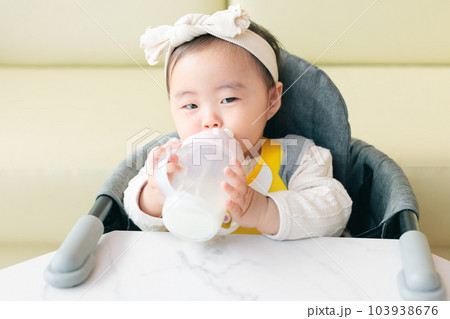 美味しそうにミルクを飲む赤ちゃん 103938676