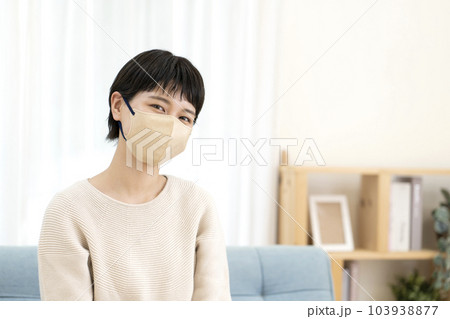 マスクを着用する若い女性 103938877