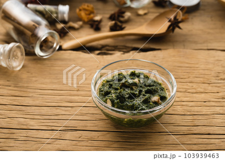 小皿に盛ったサグカレー（ナチュラルテイスト） 103939463