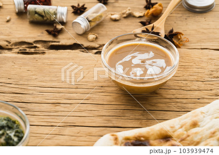 小皿に盛ったスパイスカレーとナン（ナチュラルテイスト） 103939474