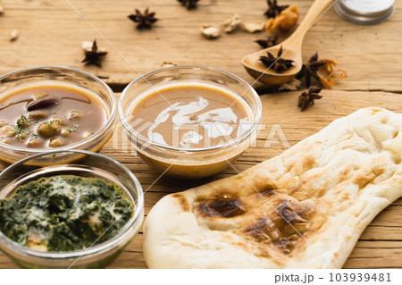 小皿に盛ったスパイスカレーとナン（ナチュラルテイスト） 103939481