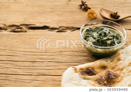 小皿に盛ったサグカレーとナン(ナチュラルテイスト) 小皿に盛ったサグカレーとナン(ナチュラルテイスト) 103939490