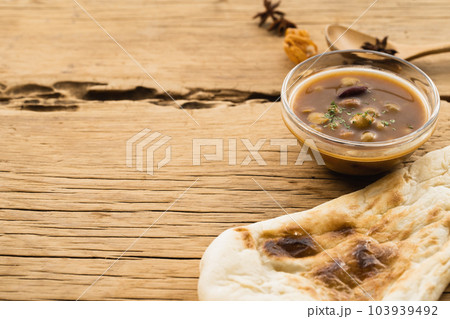 小皿に盛ったダルカレーとナン（ナチュラルテイスト） 103939492