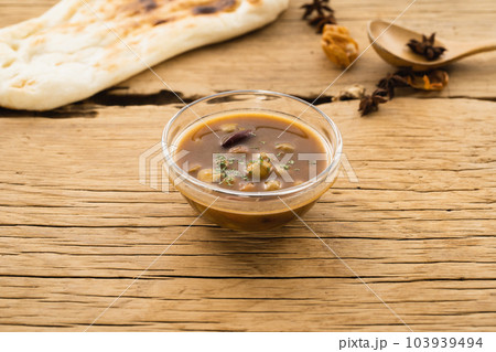 小皿に盛ったダルカレーとナン（ナチュラルテイスト） 103939494