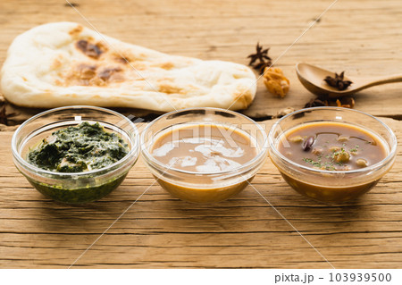 小皿に盛ったスパイスカレーとナン（ナチュラルテイスト） 103939500