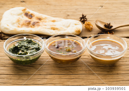小皿に盛ったスパイスカレーとナン（ナチュラルテイスト） 103939501