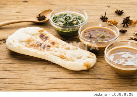 小皿に盛ったスパイスカレーとナン(ナチュラルテイスト) 小皿に盛ったスパイスカレーとナン(ナチュラルテイスト) 103939509