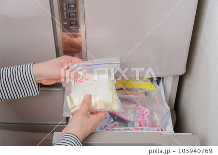 【冷凍室からバターを出す主婦】 103940769