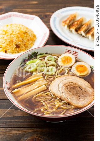 醤油ラーメンとチャーハンと餃子 醤油ラーメンとチャーハンと餃子 103940926