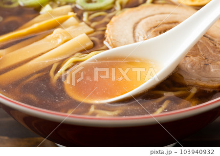 醤油ラーメンのスープ 103940932