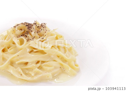 クリーミーなカルボナーラ 幅広麺 シンプルなパスタ 明るい背景 クリーミーなカルボナーラ 幅広麺 シンプルなパスタ 明るい背景 103941113