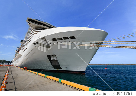 岸壁係留されてる大型客船 岸壁係留されてる大型客船 103941763