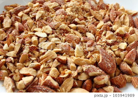 砕いたアーモンド 103941989