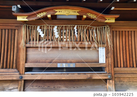 京都ゑびす神社（えびす様のお肩を叩くお参りのための本殿左奥にある窓） 103942225