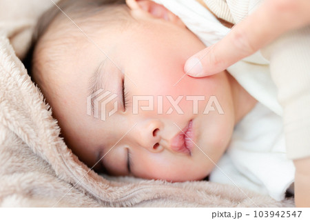 眠っている赤ちゃんのほっぺ 103942547