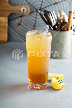 Arnold palmer cocktail 103942668