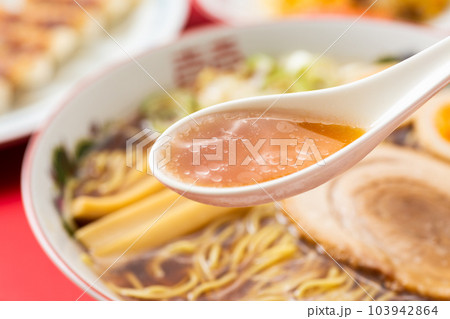 醤油ラーメンのスープ 103942864