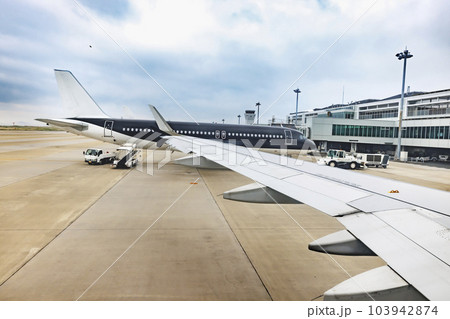 飛行機の窓から見える景色 飛行機の窓から見える景色 103942874