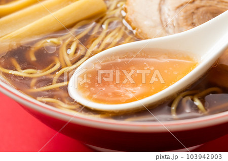 醤油ラーメンのスープ 103942903