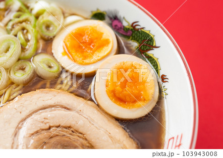 醤油ラーメンの具材の煮卵 103943008