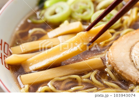 醤油ラーメンの具材のしなちくメンマ 103943074