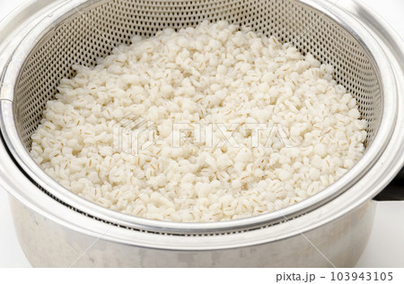 茹でた押し麦 103943105