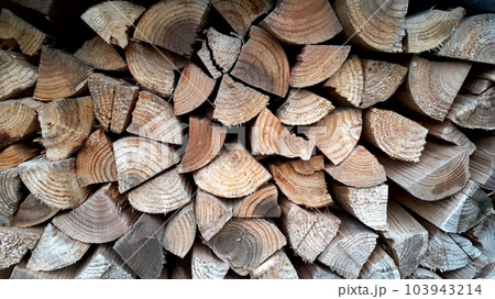 積まれた薪木 103943214