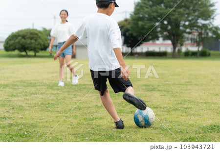 公園でサッカーをするアジア人の子供 公園でサッカーをするアジア人の子供 103943721
