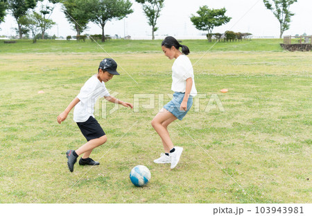 公園でサッカーをするアジア人の子供 103943981
