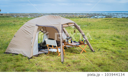キャンプ ソロキャンプ 野営 無骨 自然 絶景 コピースペース 海辺 一人キャンプ  103944134