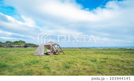 キャンプ ソロキャンプ 野営 無骨 自然 絶景 コピースペース 海辺 一人キャンプ 青空 103944145